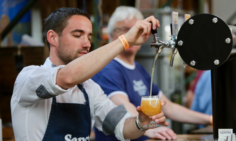 Tappen tijdens het Nederlands Bierproeffestival